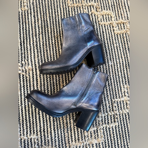 NWOT Frye Karen Metallic Leather Ankle Boot - Picture 3 of 6